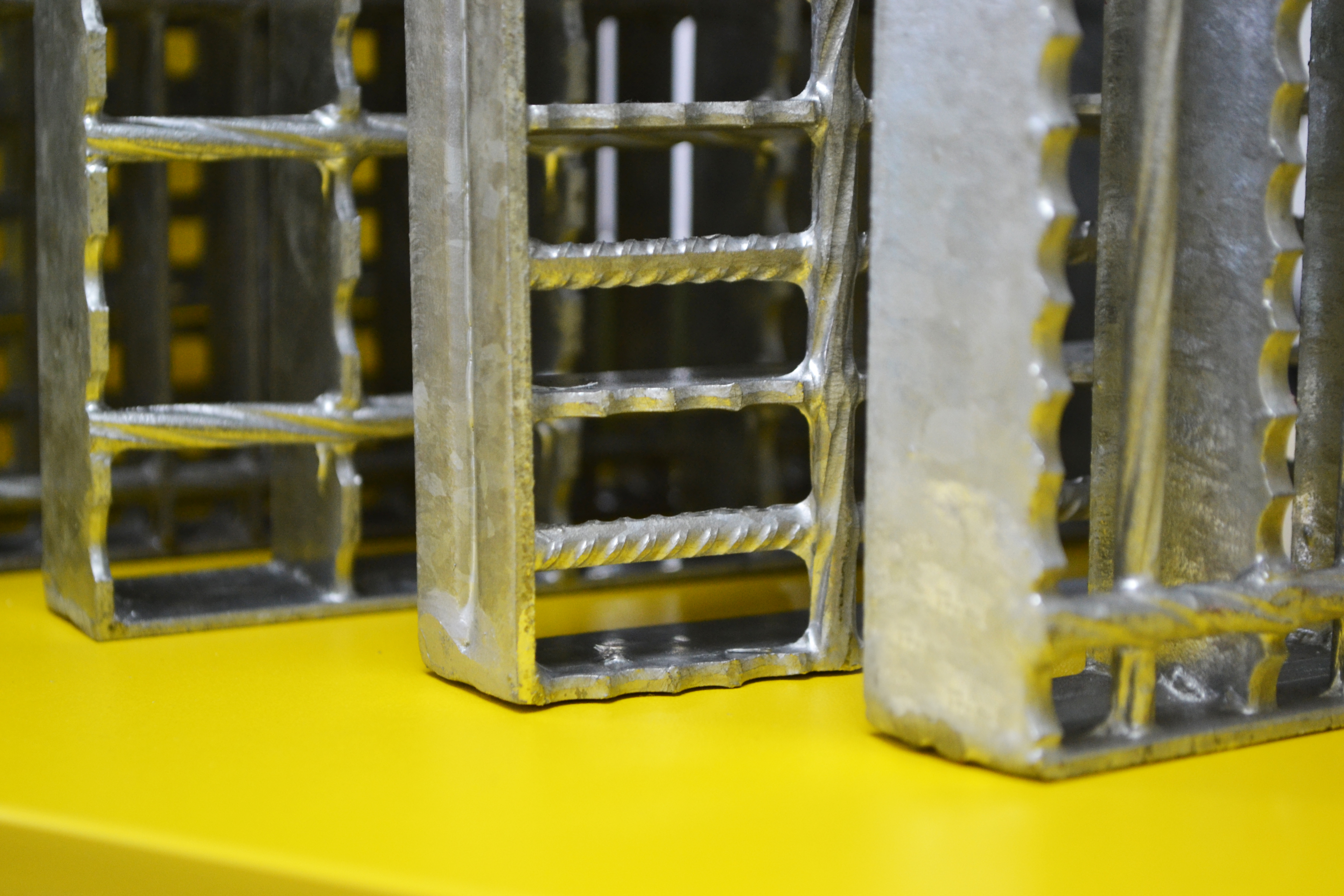 Как выбрать производителя решетчатого настила для промышленного объекта